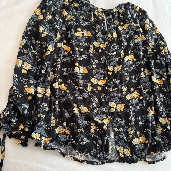 American Eagle Women’s Floral Long Sleeve Keyhole Neck Blouse size Medium - Picture 6 of 8